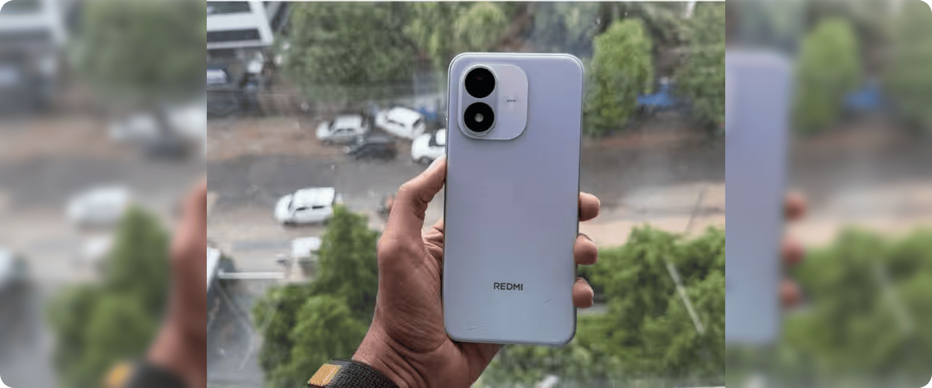 Redmi Note 17 5G в руке на фоне улицы