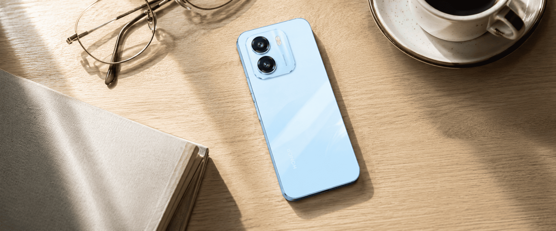Honor Play 11T &mdash; голубой корпус на деревянном столе