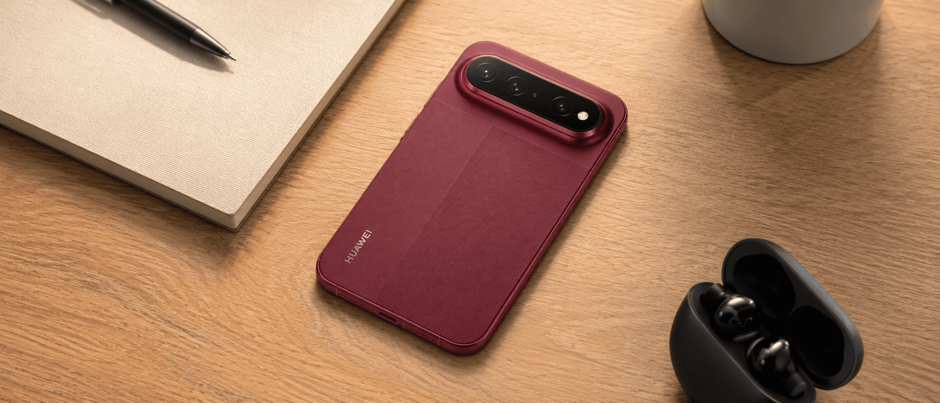 Huawei Pura X View в красном корпусе с тройной камерой