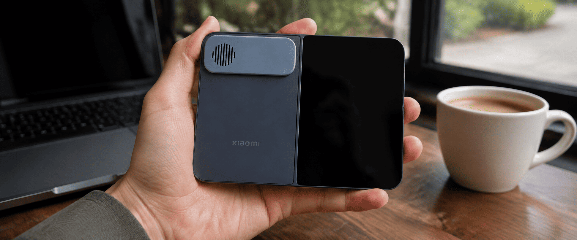 Xiaomi 18 Fold &mdash; редакционная визуализация устройства в руке