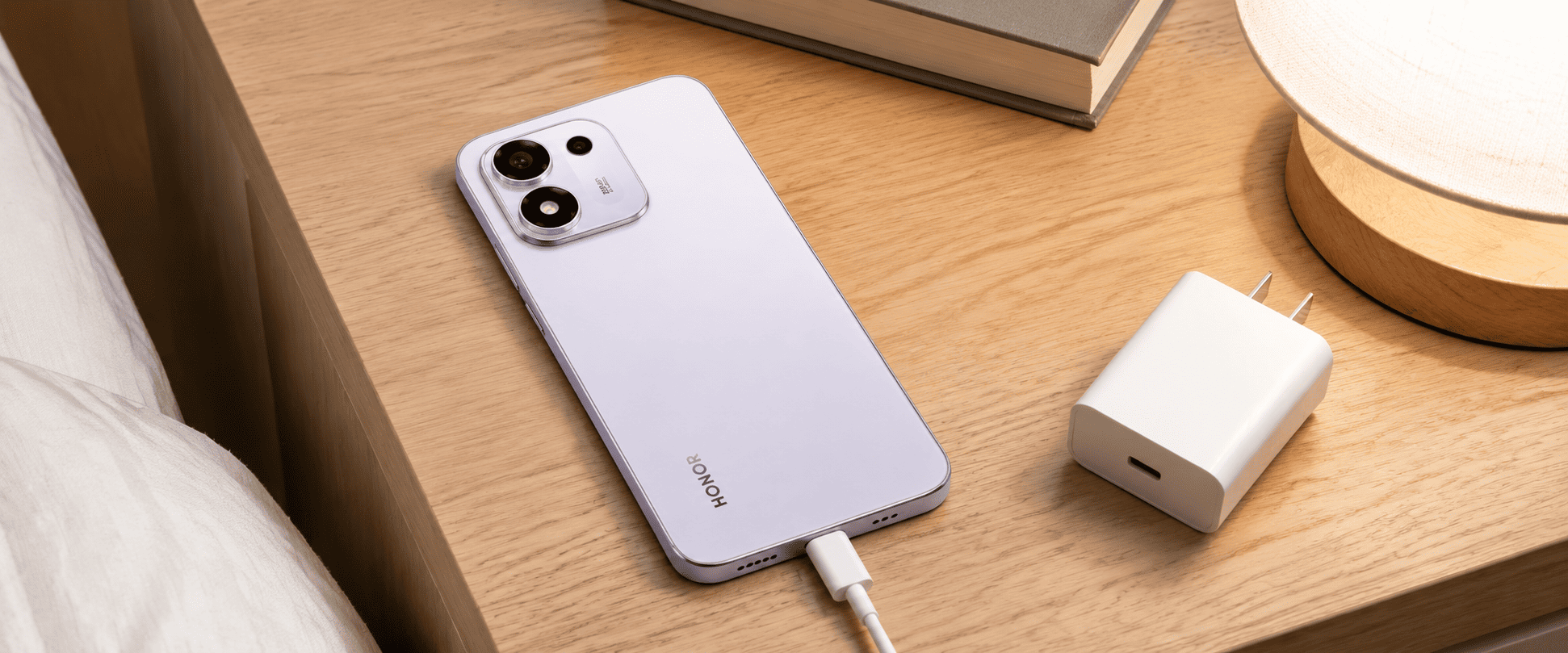 HONOR 600S 5G с подключённым зарядным кабелем
