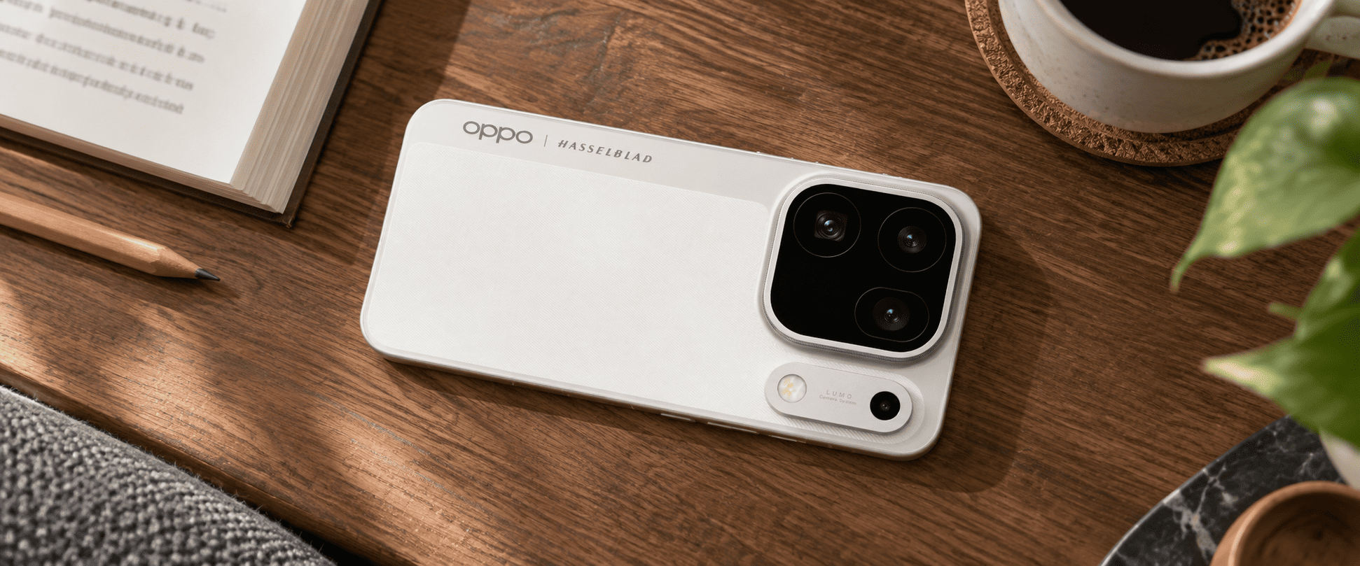Oppo Find X10 Pro Max задней панелью вверх на деревянном столе