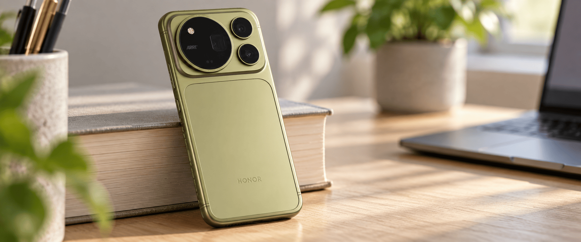 Honor Magic 9 Pro Max &mdash; визуализация зелёного смартфона на рабочем столе