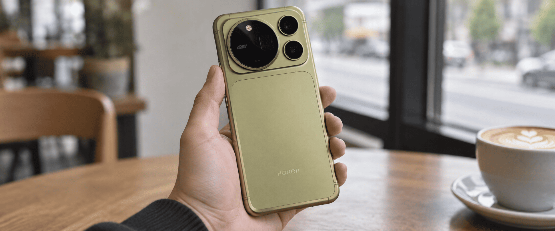 Honor Magic 9 Pro Max &mdash; визуализация смартфона в руке посетителя кафе