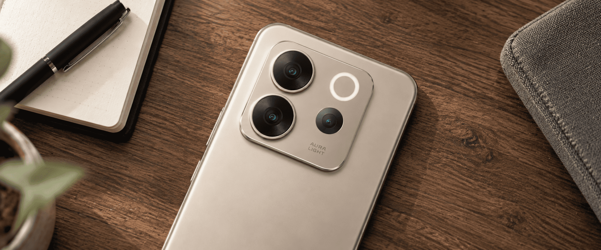 Vivo V80 — визуализация блока камер на деревянном столе.