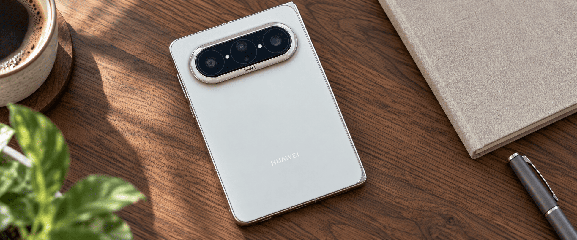 Huawei Pura X Max &mdash; задняя панель с тремя камерами, вид сверху.