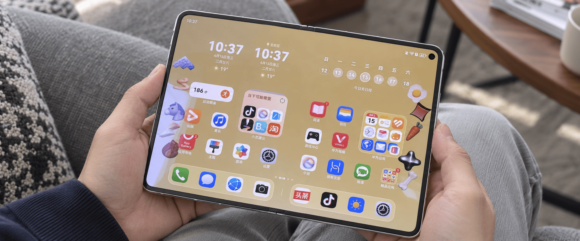 Huawei Pura X Max &mdash; раскрытый экран в руках пользователя.
