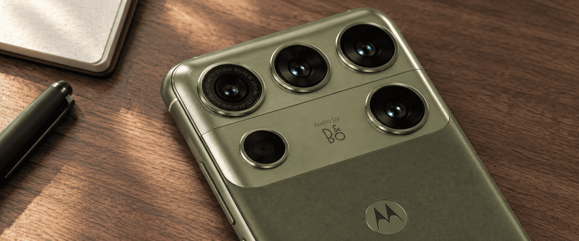 Motorola Signature 27 &mdash; крупный план блока камер на деревянном столе.