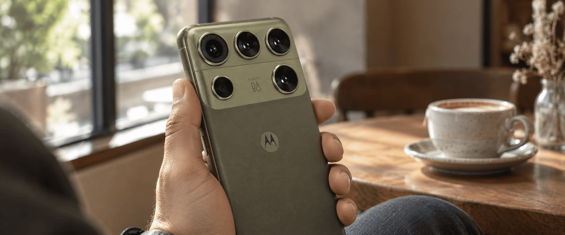 Motorola Signature 27 &mdash; задняя панель оливкового смартфона в руке пользователя.