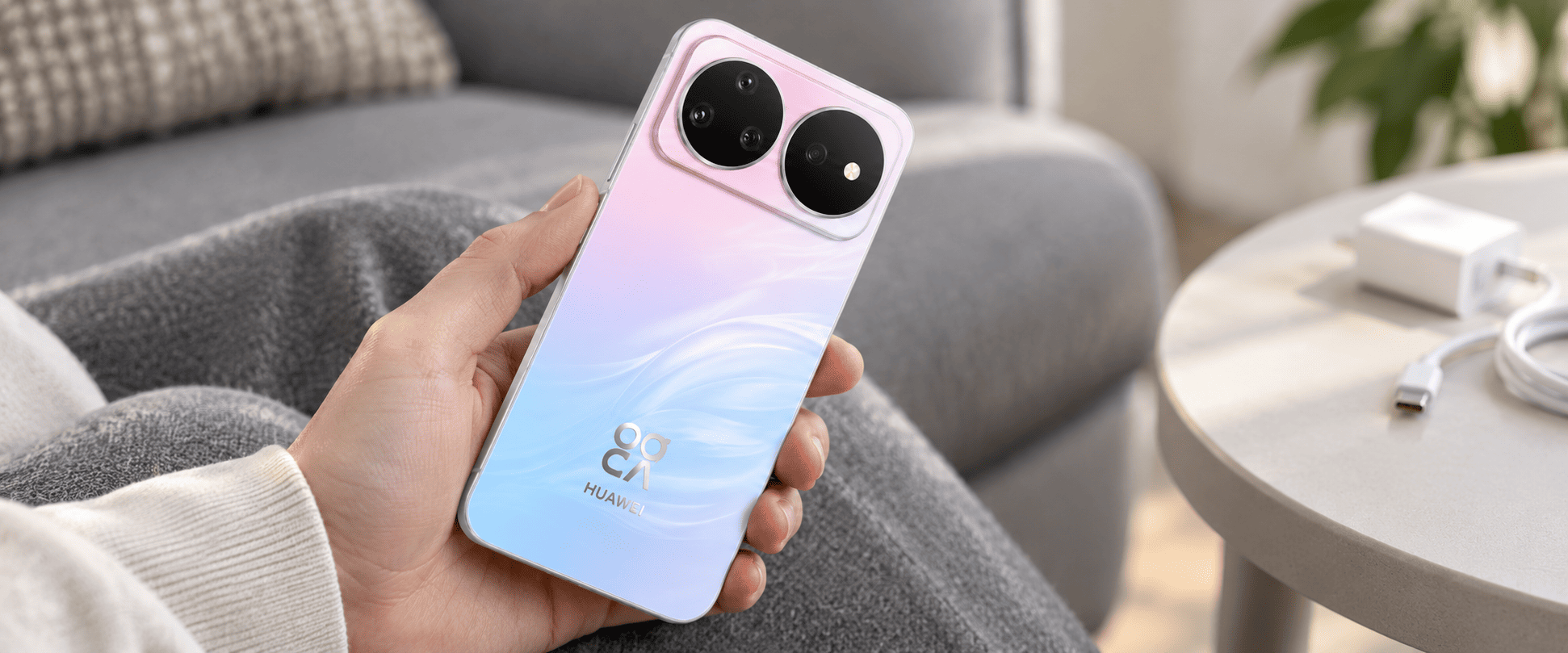 Huawei nova 16s Pro в руке рядом с зарядным устройством