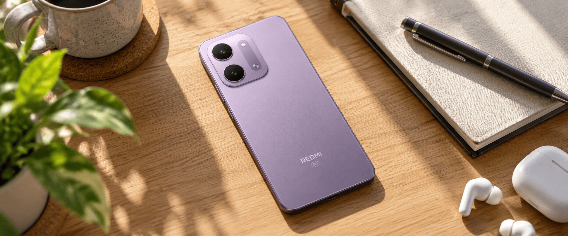 Redmi 17C 5G в фиолетовом цвете на столе