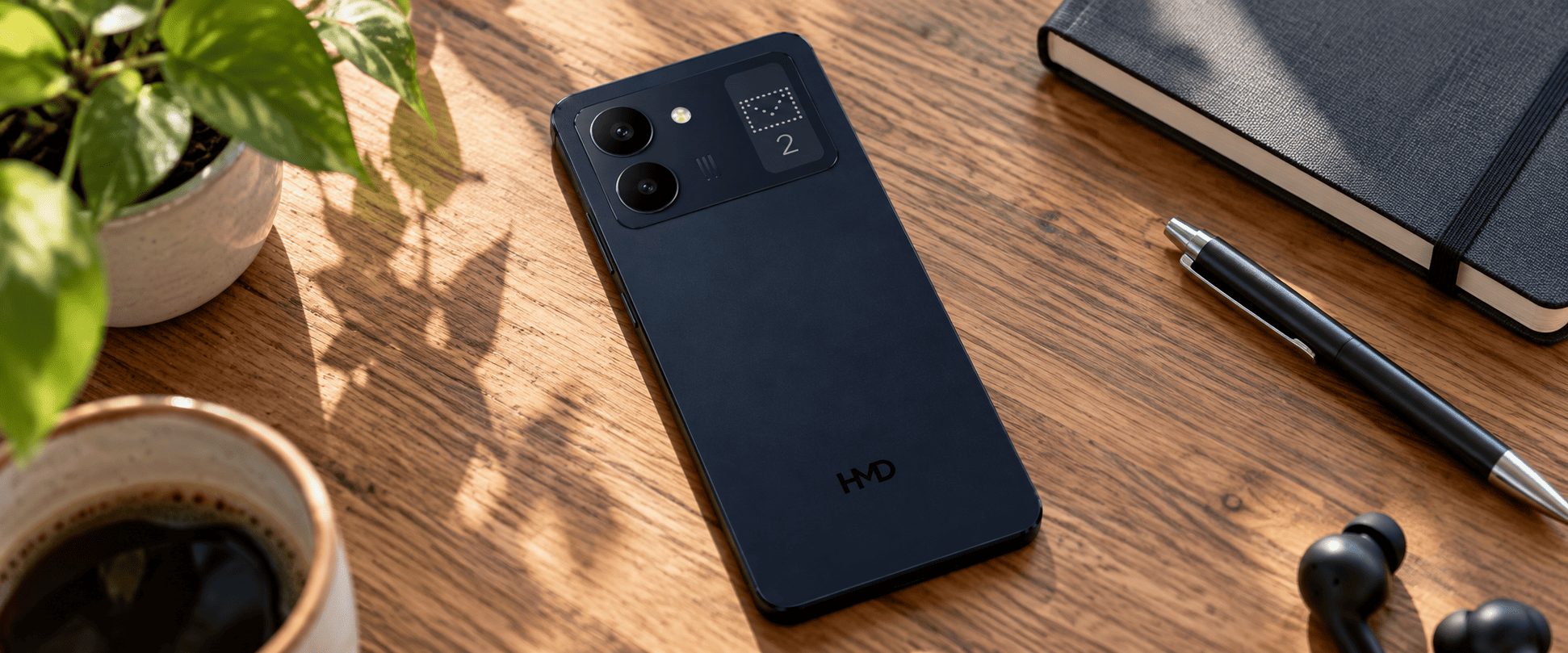 HMD Pulse 2T Pro — задняя панель с камерами и матричным дисплеем.