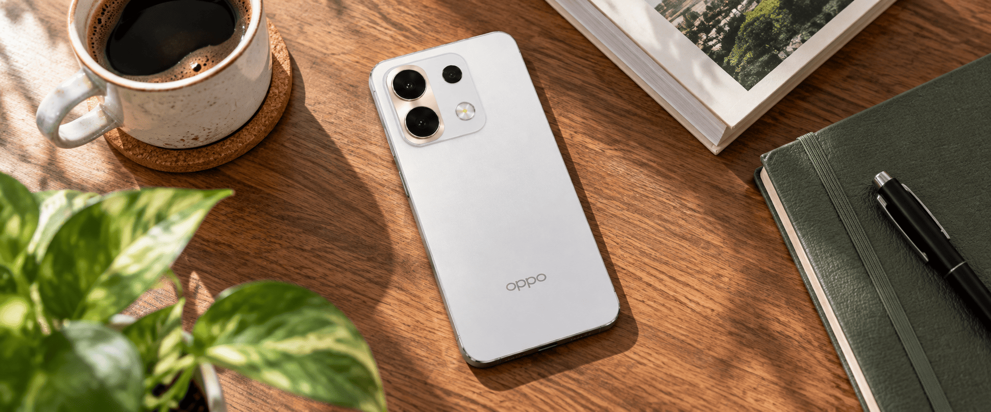 OPPO Reno 17 вид сверху на белую заднюю панель
