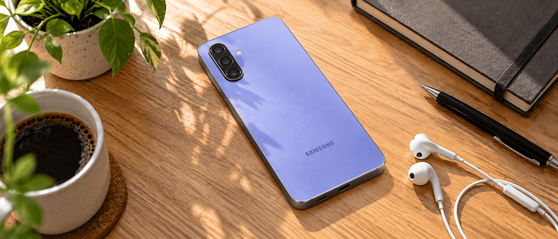 Samsung Galaxy F70 5G &mdash; тройная камера на фиолетовой задней панели.