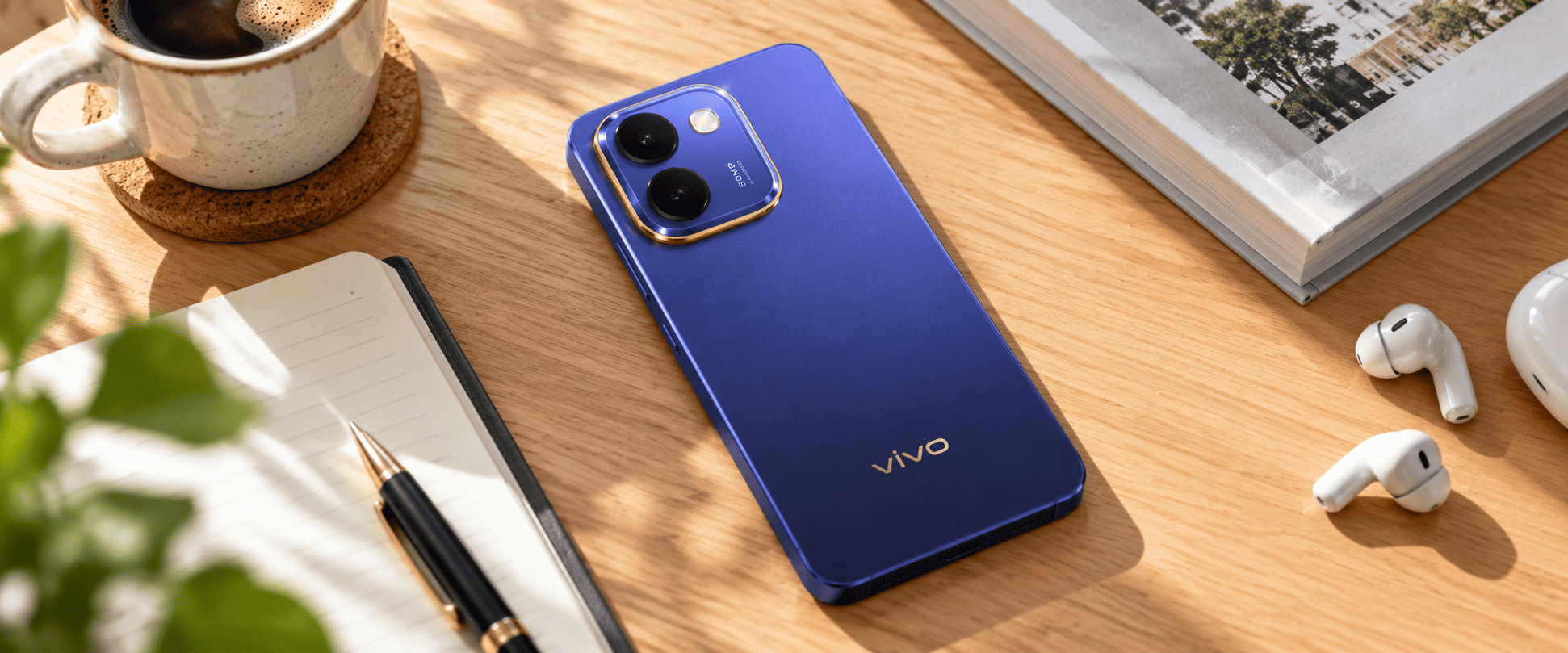 Vivo Y600 с двойной камерой и золотистой окантовкой.